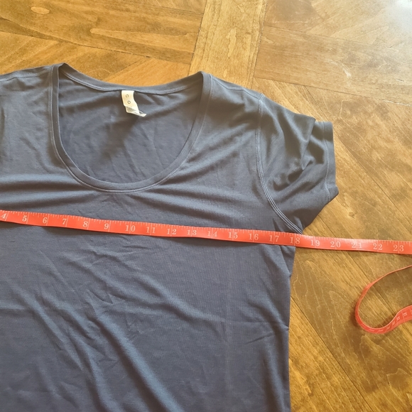 Amazon Essentials Core 10  Women's Classic Fit Short Sleeve Scoop Neck T-Shirt - Picture 10 of 14